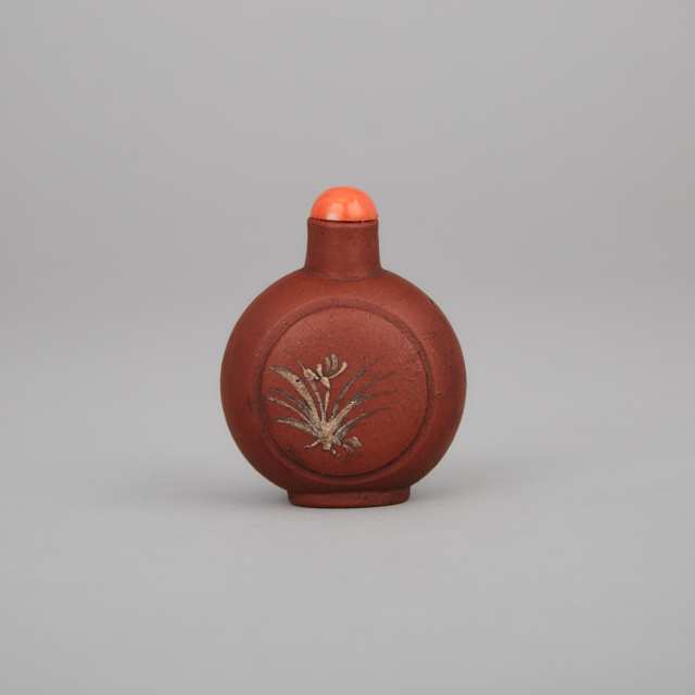 A White-Slip Enamel Decorated Yixing Stoneware Snuff Bottle, 18th to Early 19th Century