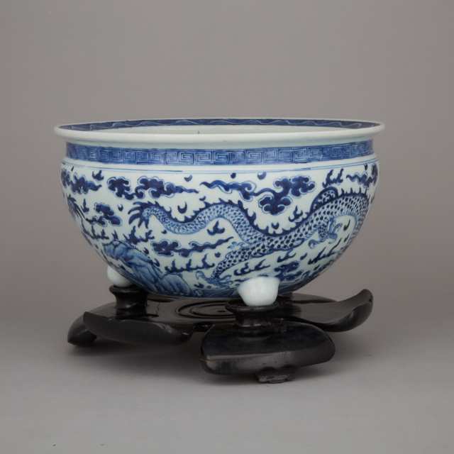 A Blue and White Porcelain 'Dragon' Basin