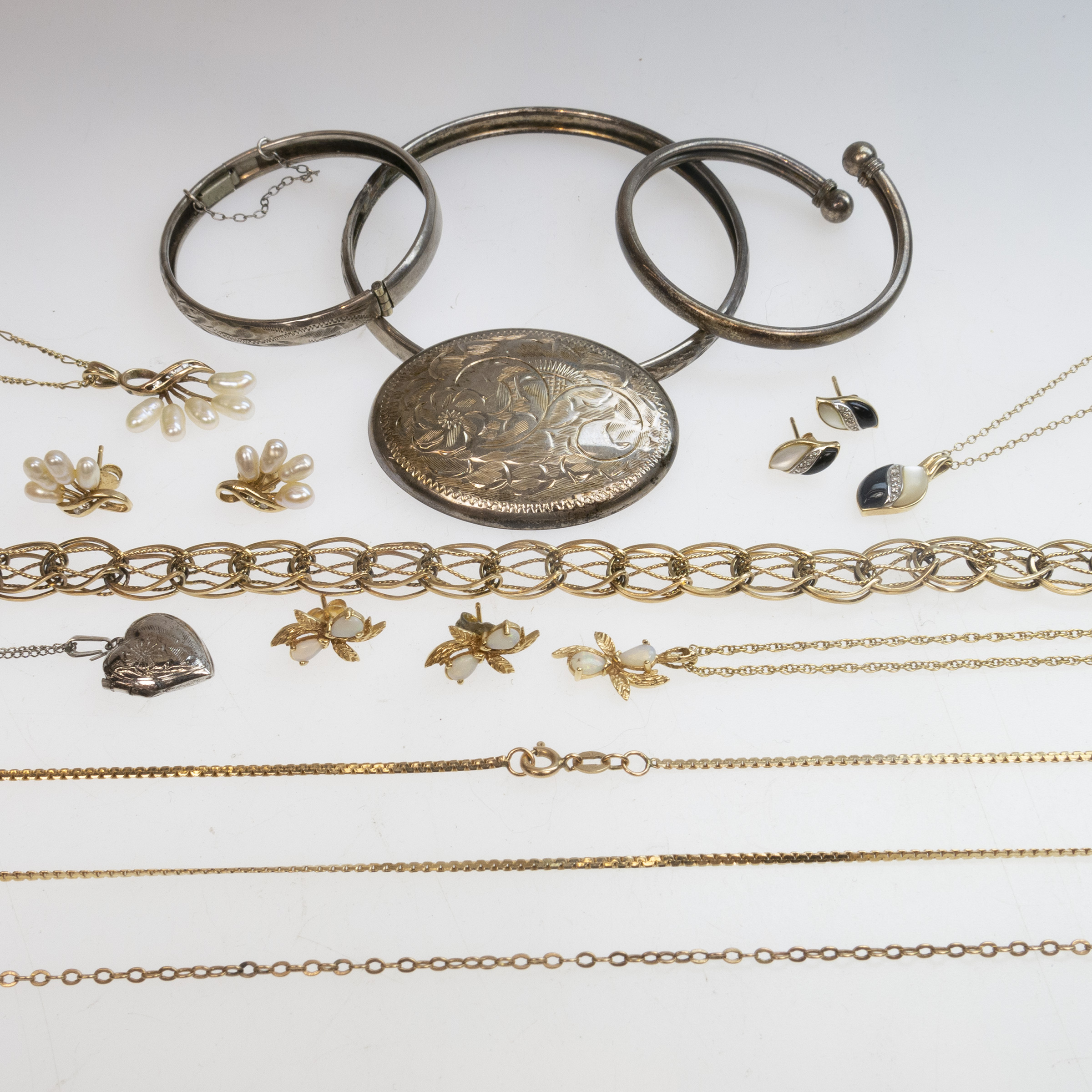 Quantity of Gold And Silver Jewellery