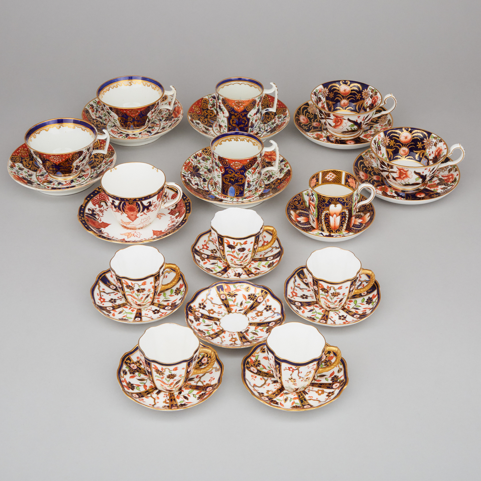 Thirteen Various Derby Japan Pattern Cups and Saucers, 19th/20th century