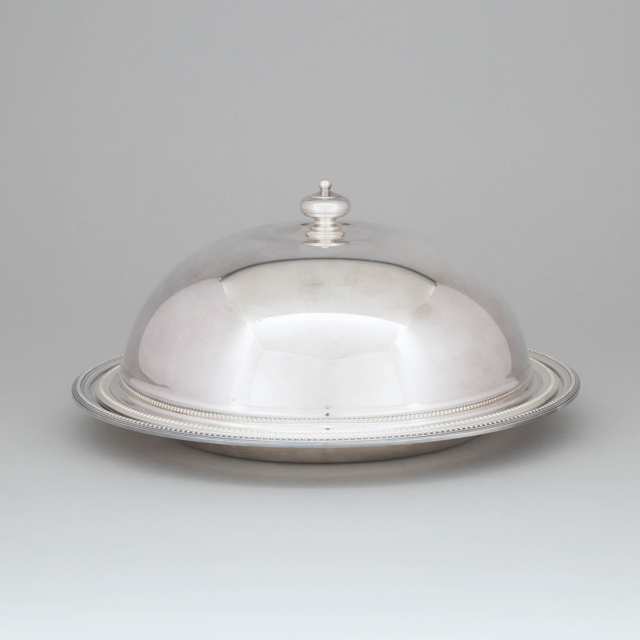 Graduated Pair of French Silver Plated Circular Meat Dishes, Christofle, and an Italian Domed Cover,  20th century