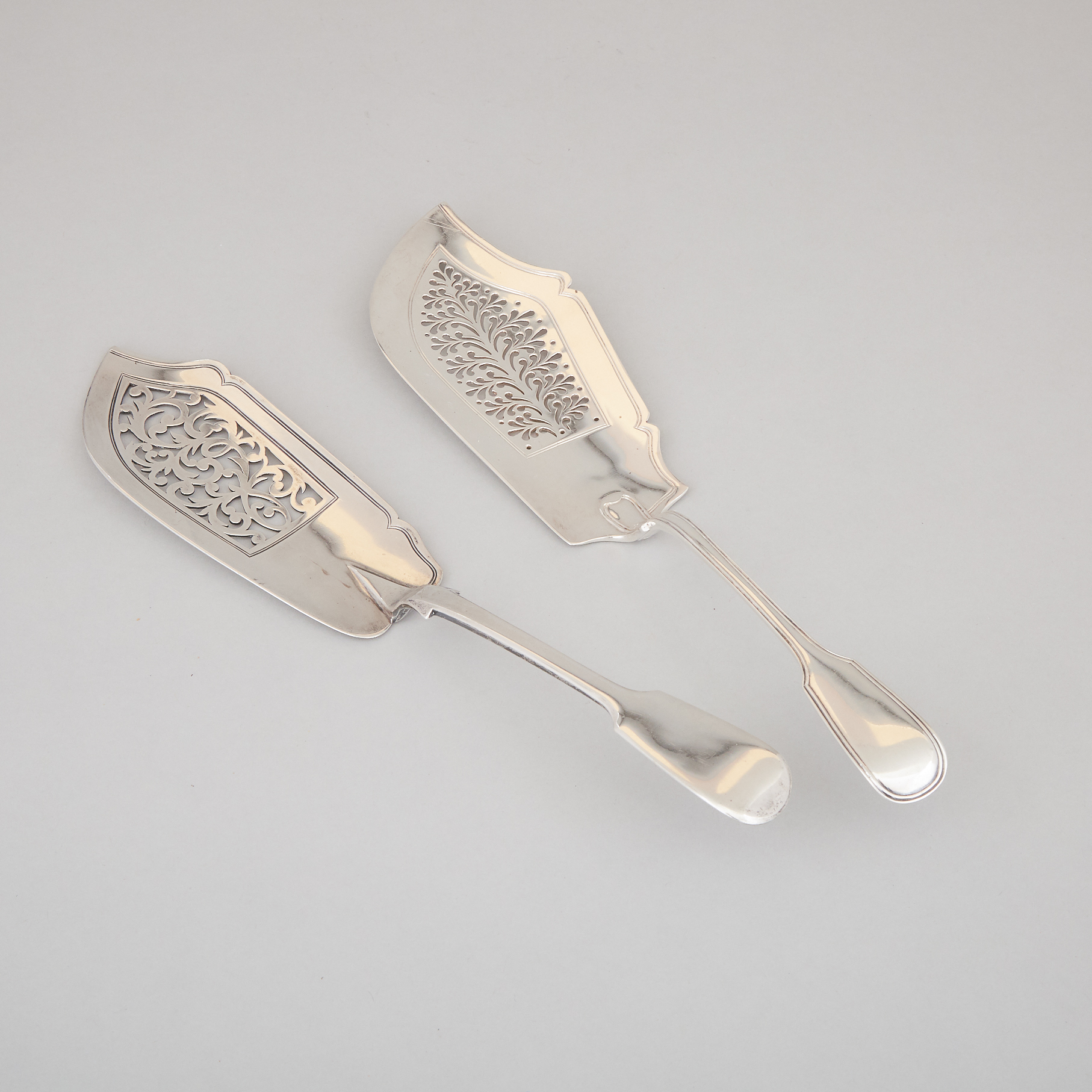 William IV Silver Fiddle and Thread Pattern Fish Server, John Whiting, London, 1835, and a Victorian Fiddle Pattern Slice, John & Henry Lias, 1841