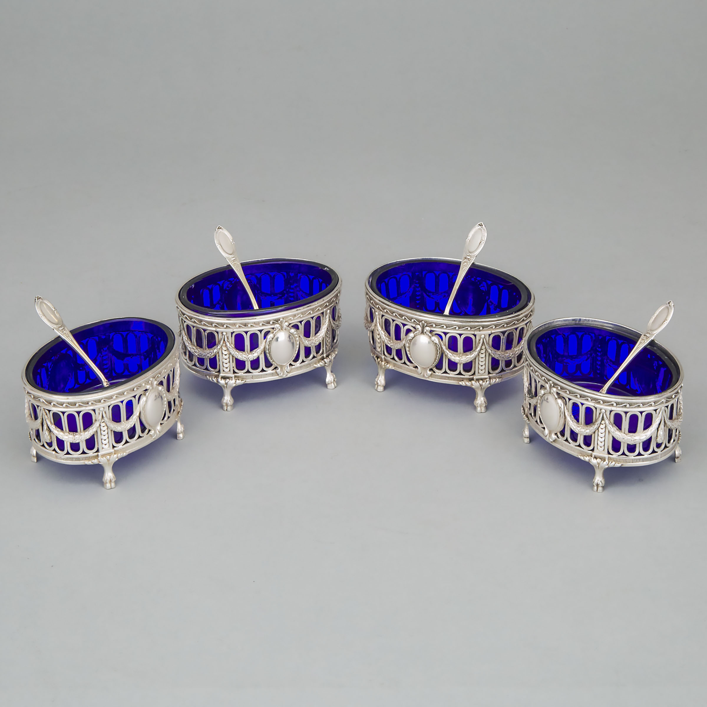 Set of Four French Silver Oval Salt Cellars with Spoons, Hènin & Cie., Paris, early 20th century