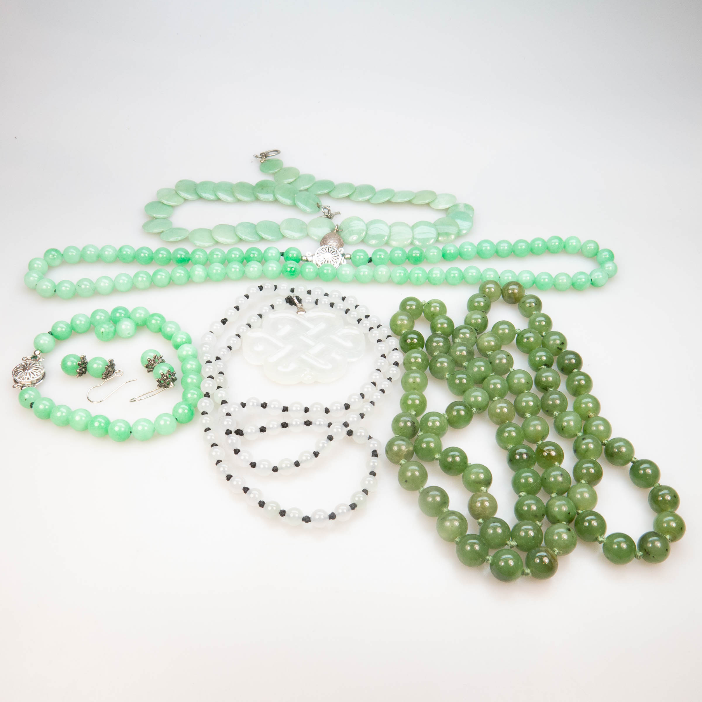 Small Quantity Of Jade And Nephrite Bead Jewellery