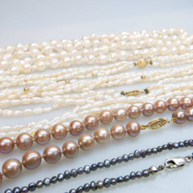 Small Quantity Of Pearl Necklaces
