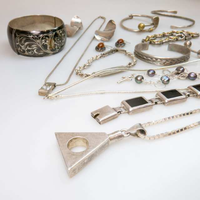 Quantity Of Various Silver Jewellery