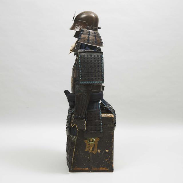 A Suit of Samurai Armour (Tosei Gusoku) and Box with Go-San Kiri Mon All Matching and En-Suite, Momoyama (1573-1615) to Edo Period (1615-1868)
