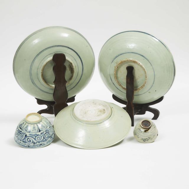 A Group of Five Swatow Blue and White Wares, 17th/18th Century