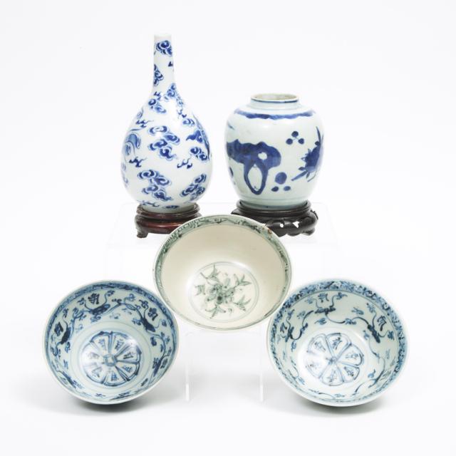 A Group of Five Blue and White Export Porcelain Wares, Ming Dynasty and Later