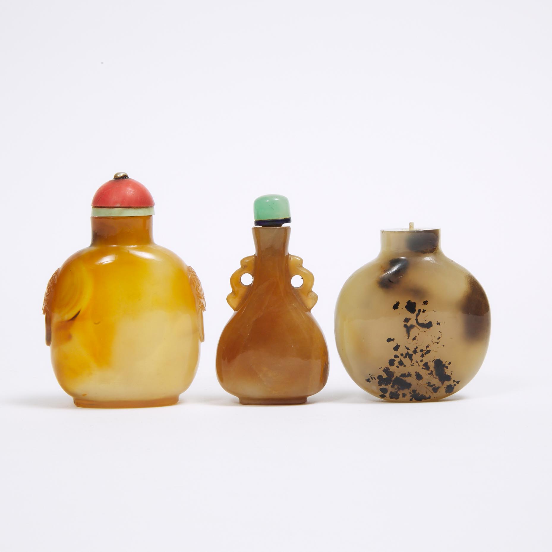 A Group of Three Agate Snuff Bottles, Qing Dynasty