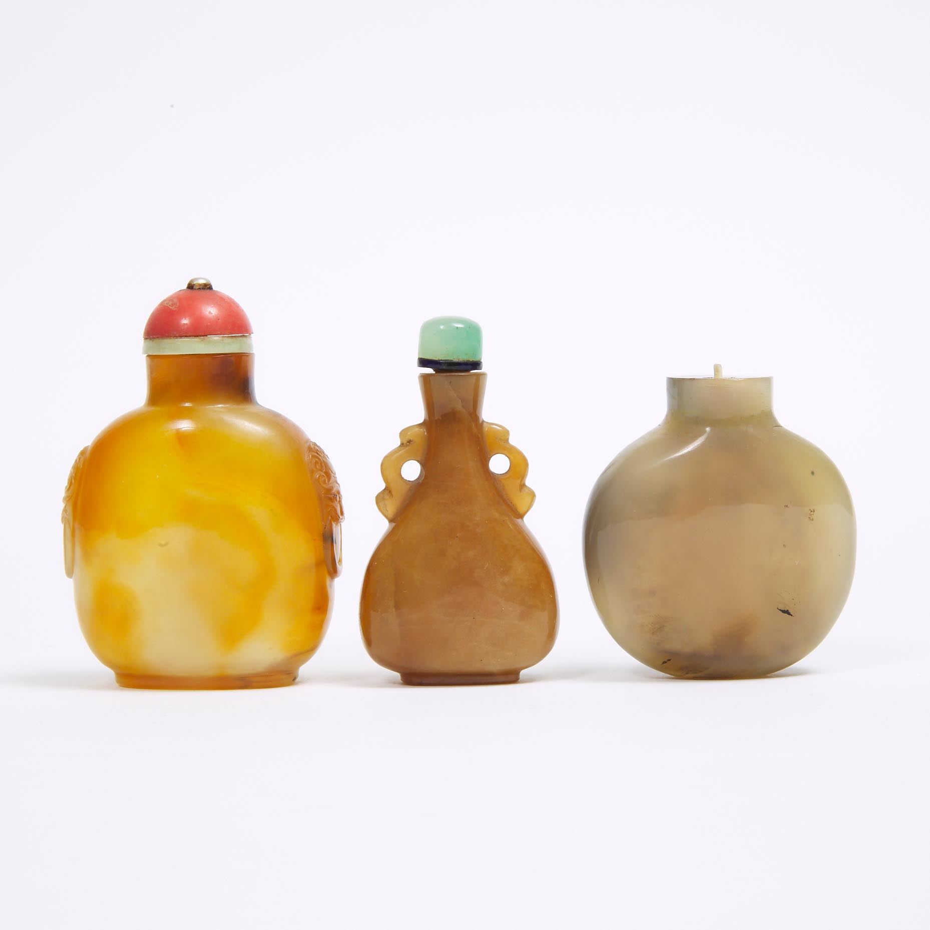 A Group of Three Agate Snuff Bottles, Qing Dynasty