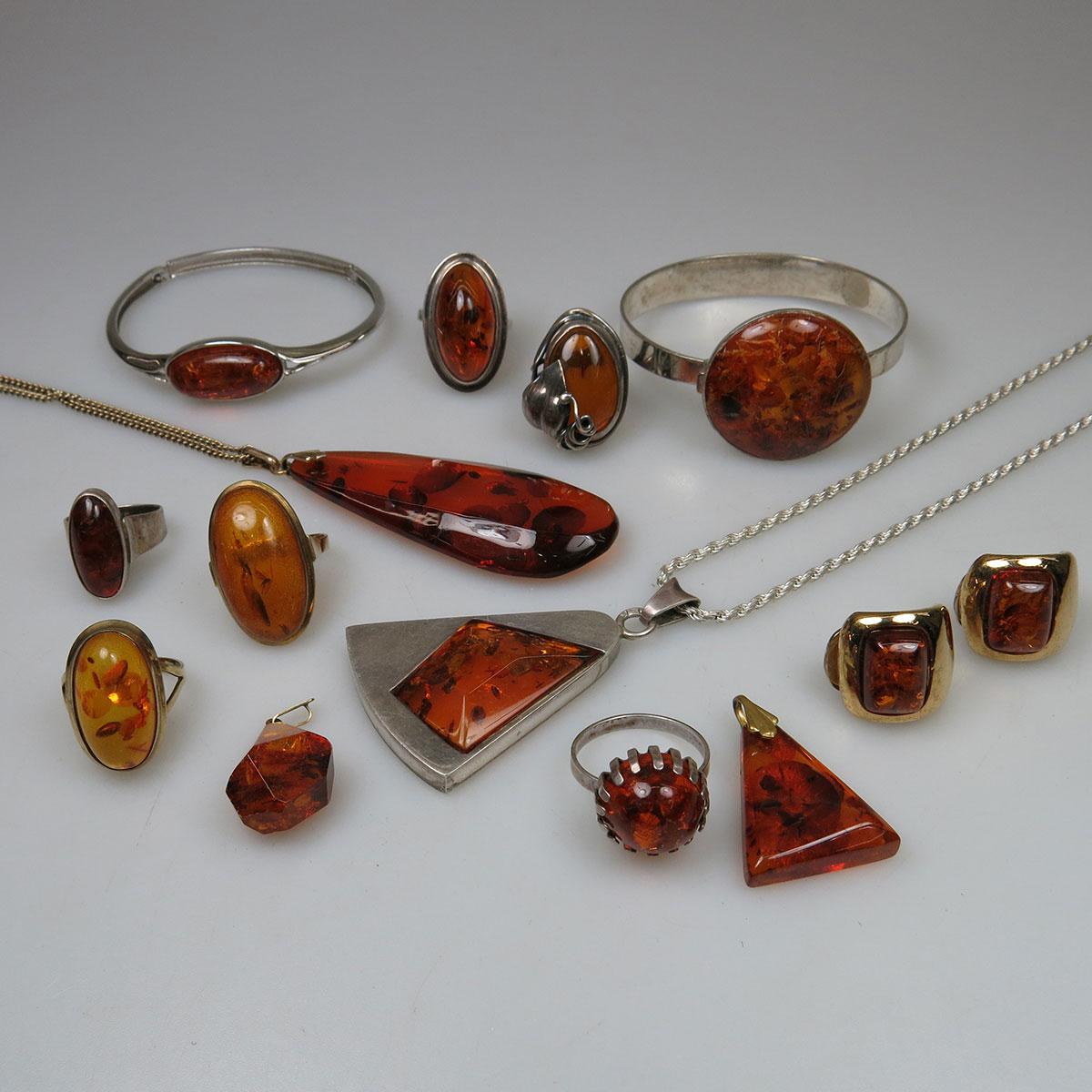 Small Quantity Of Jewellery Set With Amber