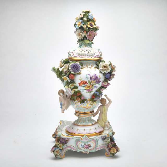 Meissen Flower-Encrusted Pot-Pourri Vase with Cover and Stand, late 19th century