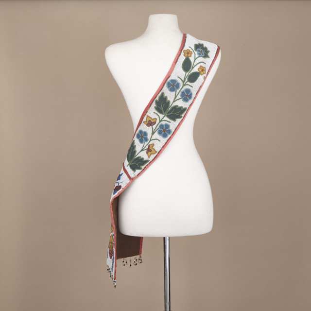 Great LAKES BANDOLIER BAG WITH FLORAL BEADED DESIGN