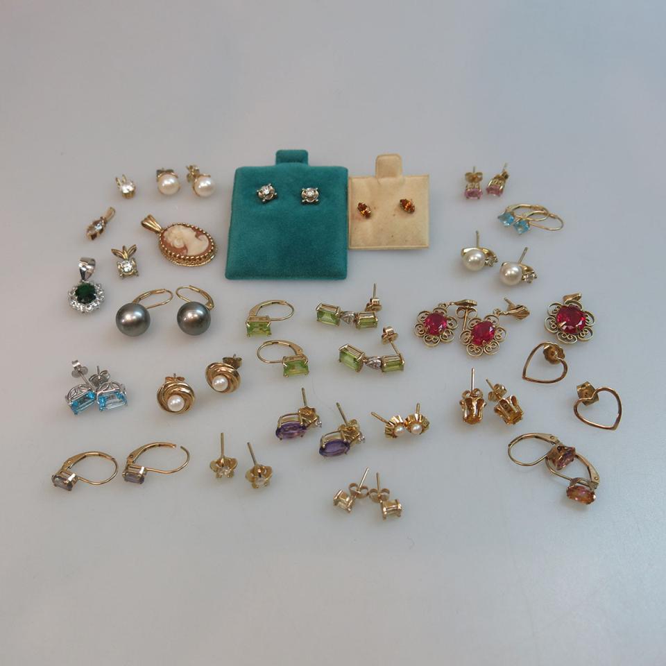 Small Quantity Of Gold Earrings And Pendants
