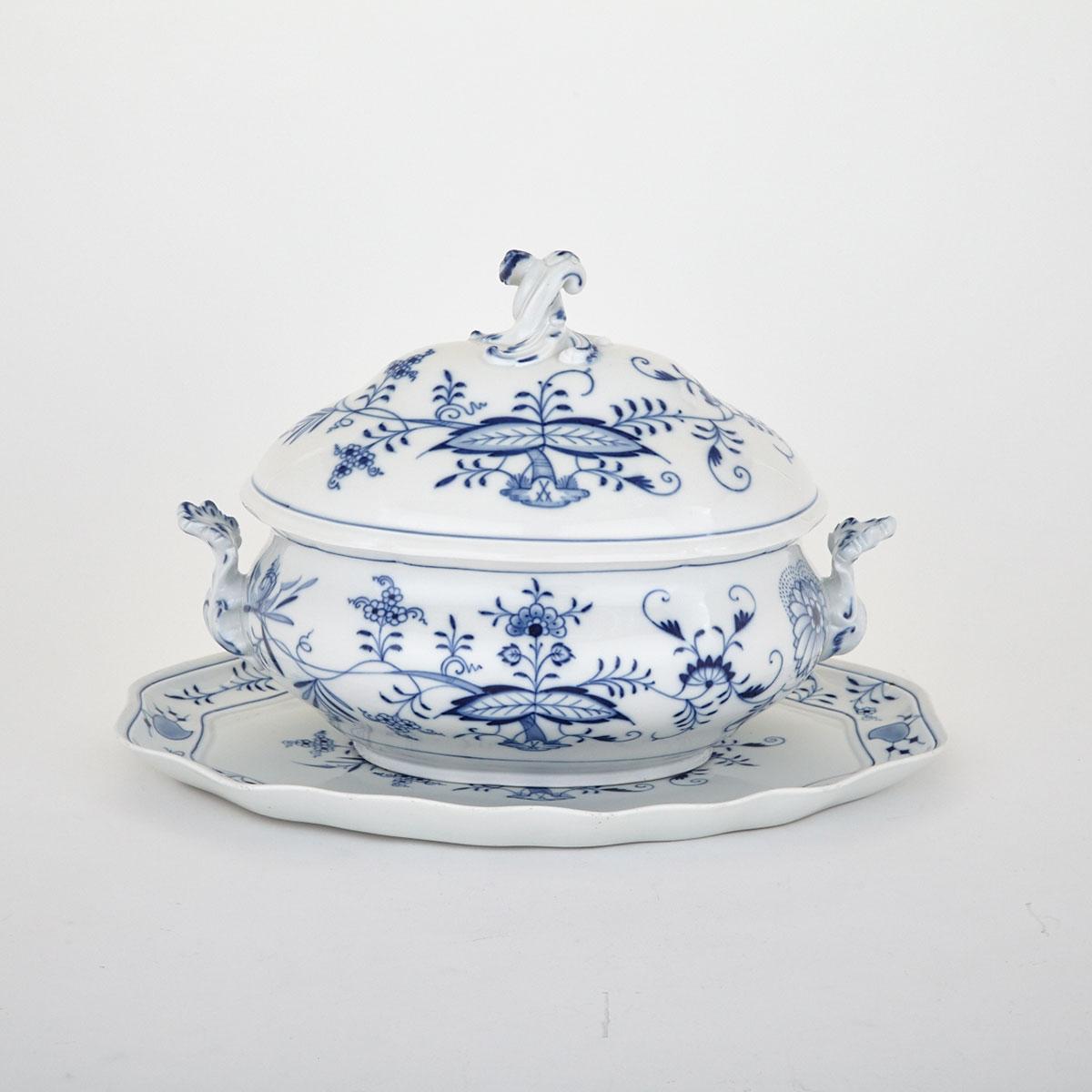 Meissen Blue Onion Pattern Oval Soup Tureen with Cover and Stand, late 19th century