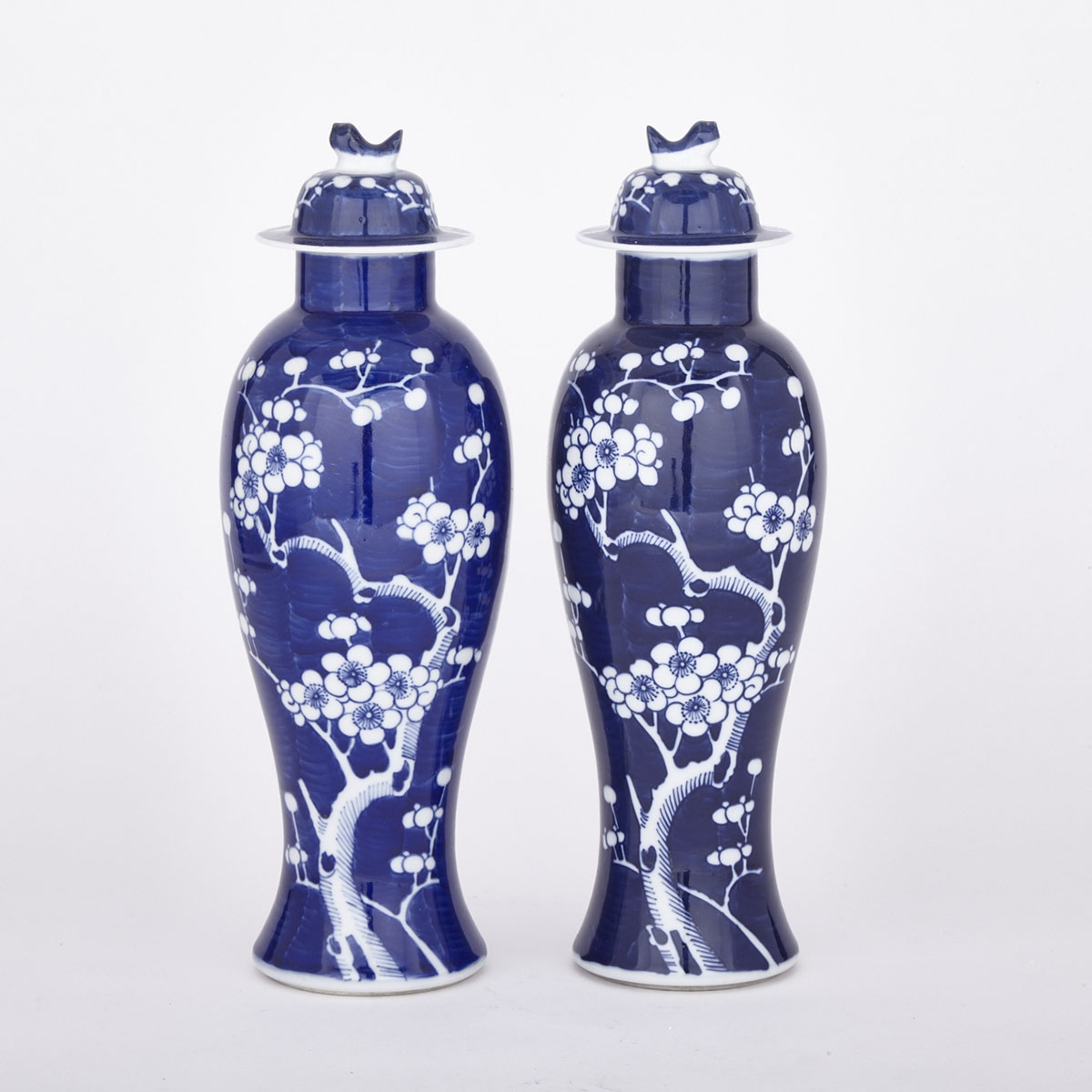 Pair of Export Blue and White Elongated Jars and Covers, Late Qing Dynasty 