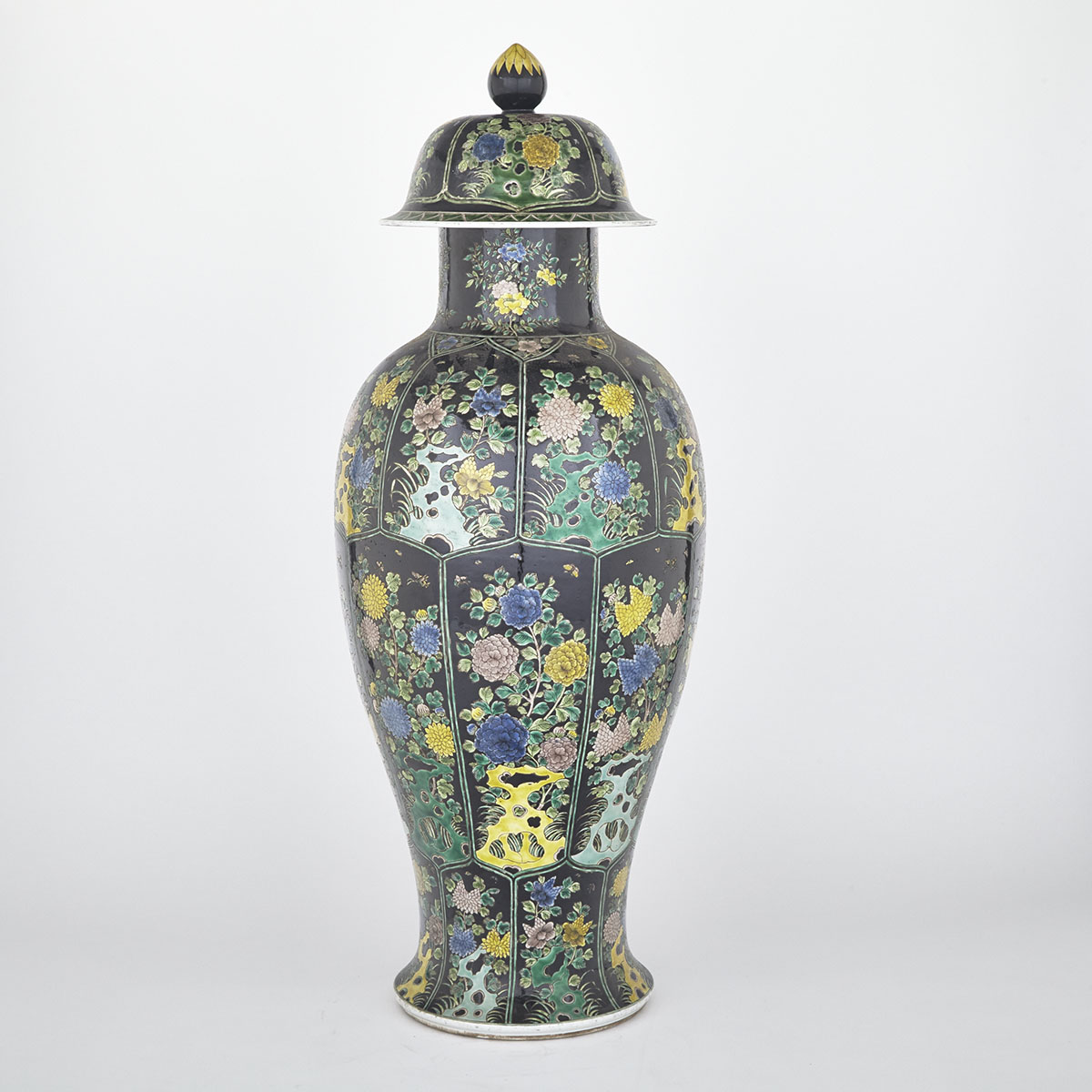 Large Export Famille Verte ‘Floral’ Jar and Cover