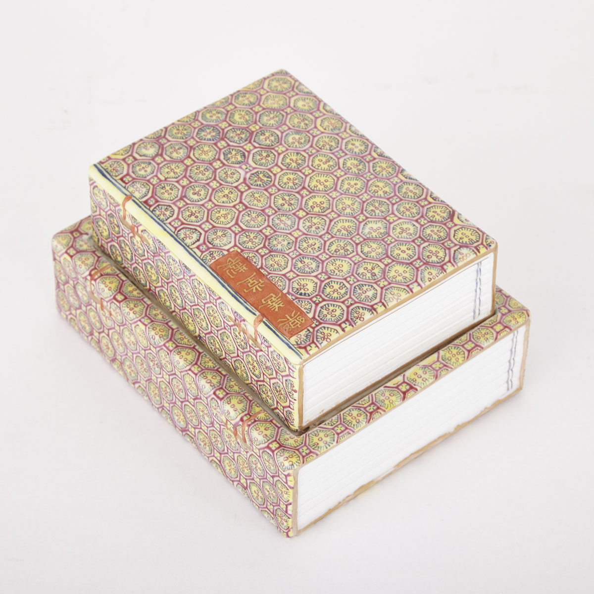 A Fine and Rare Famille Rose Enamelled Box and Cover, 19th/20th Century 