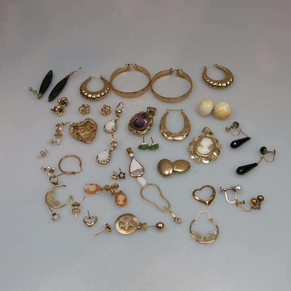 Small Quantity Of Gold Earrings, Pendants, Etc