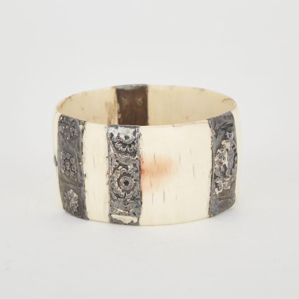 An Indian Ivory Bracelet, Early 20th Century