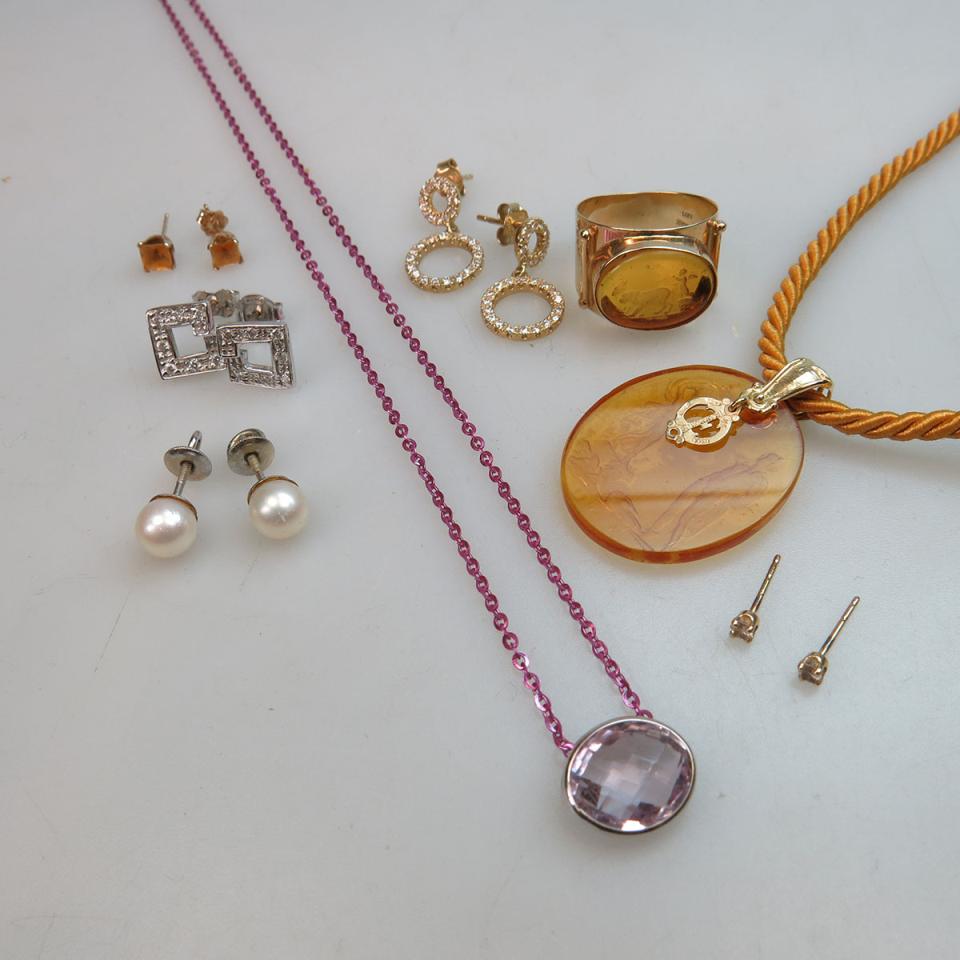 Small Quantity of Gold Jewellery