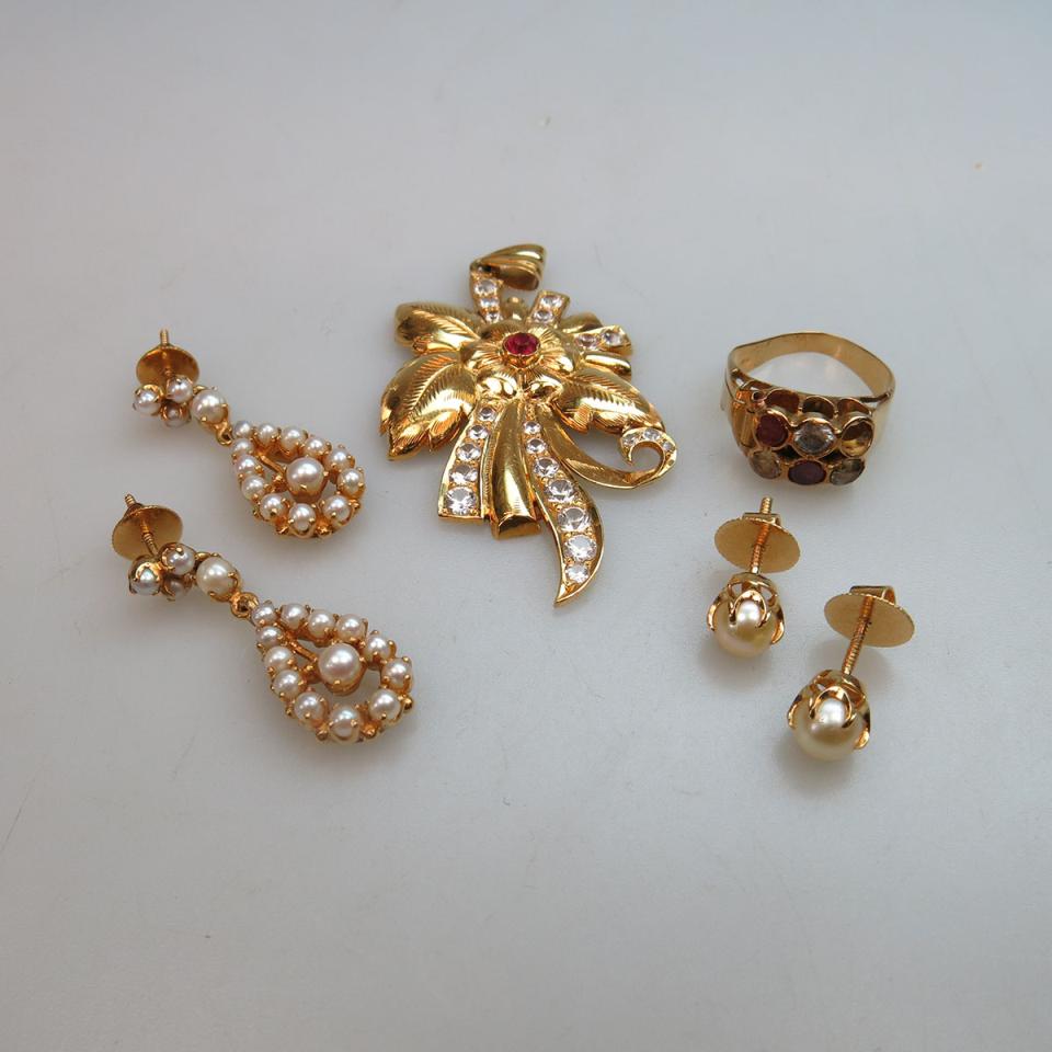 Small Quantity Of High Carat Gold Jewellery