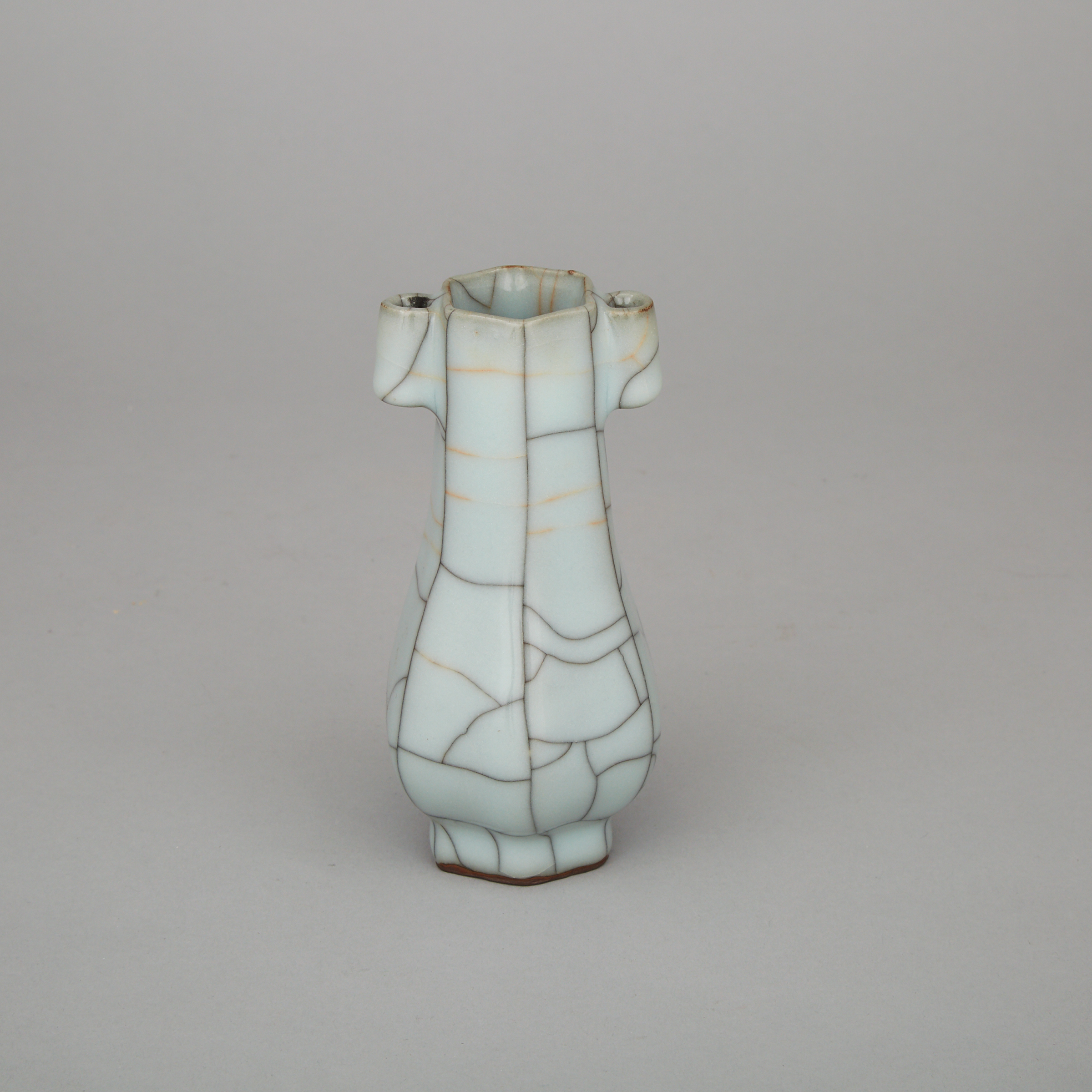 A Small Ge-Type Vase, Late Qing Dynasty