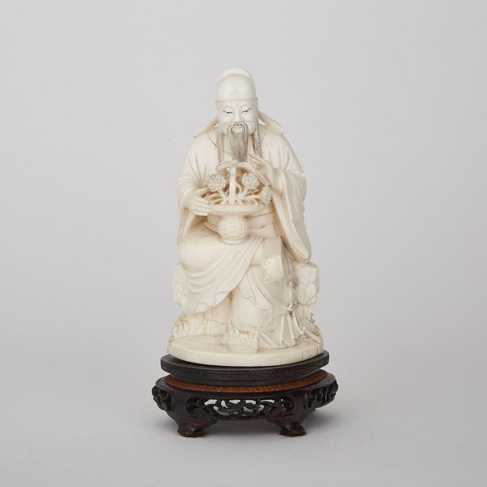 An Ivory Carved Figure of Chinese Official, Early 20th Century 