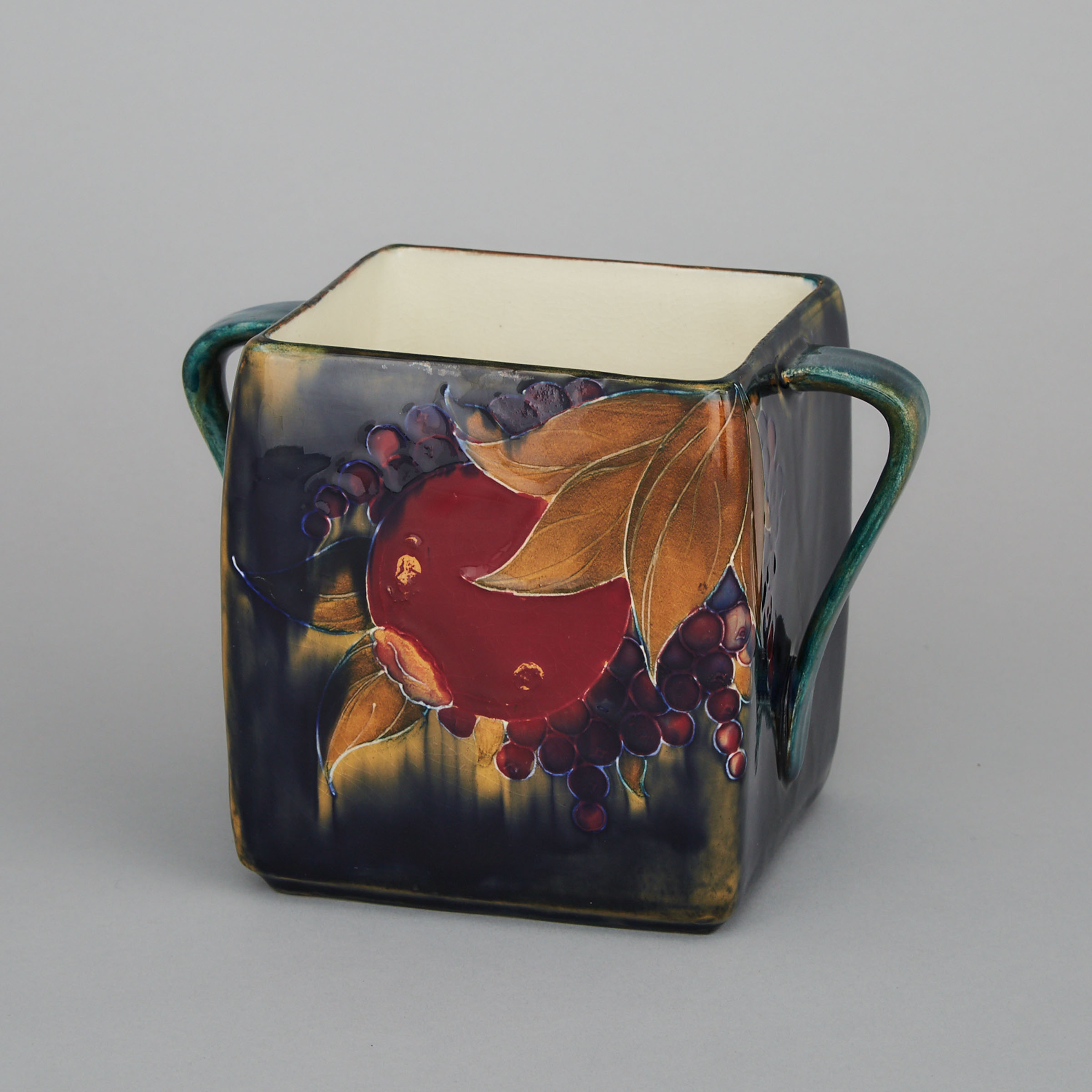 Moorcroft Pomegranate Biscuit Box, c.1914-16